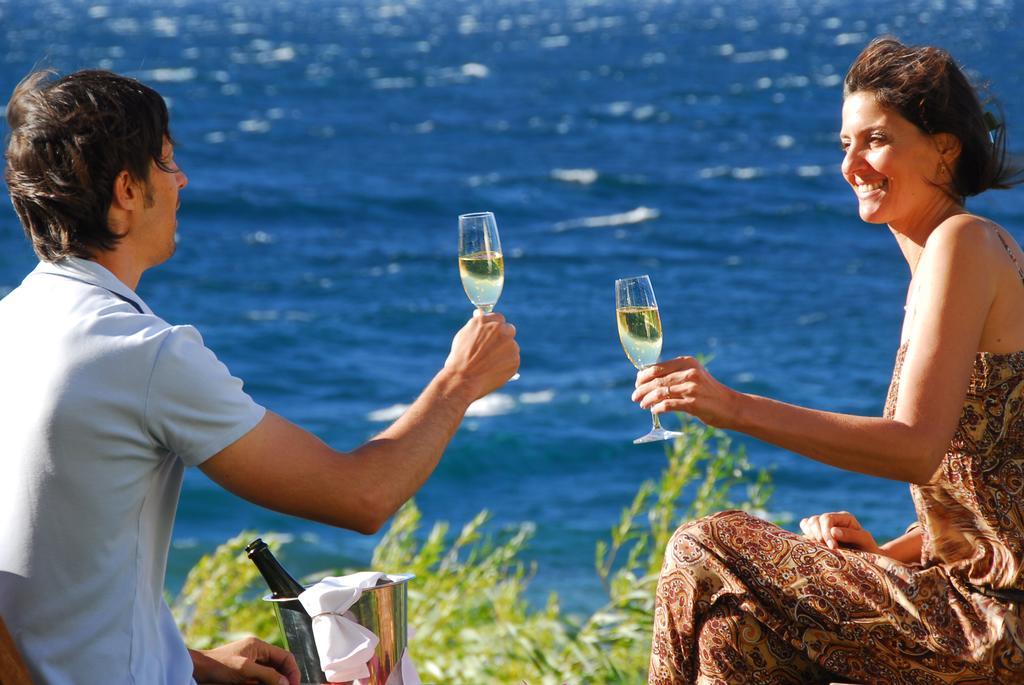 Alma Del Lago Suites & Spa San Carlos de Bariloche Exteriér fotografie A couple drinking champagne