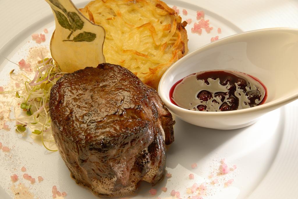 Alma Del Lago Suites & Spa San Carlos de Bariloche Exteriér fotografie A steak with a potato and a sauce