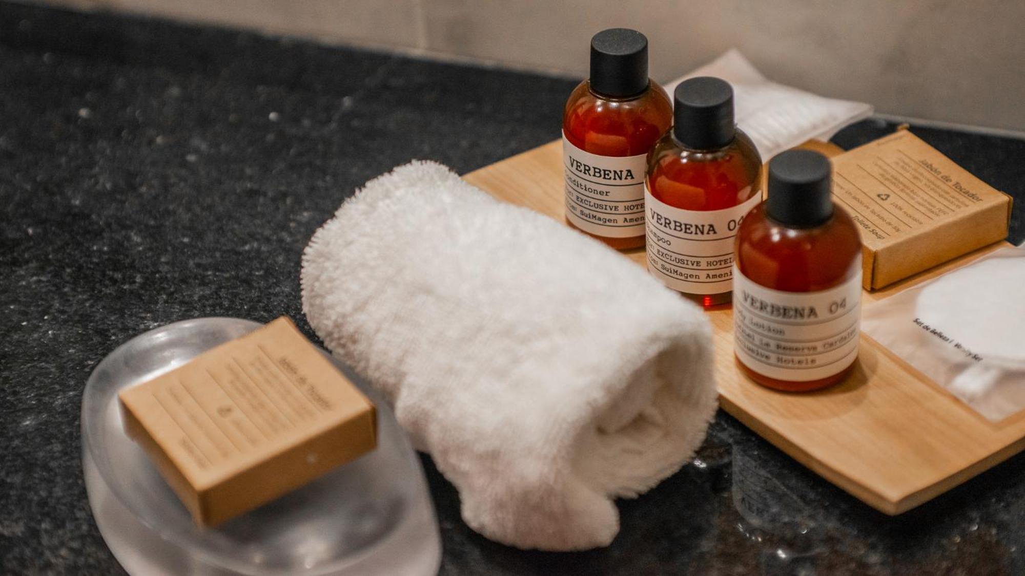 Alma Del Lago Suites & Spa San Carlos de Bariloche Exteriér fotografie A selection of toiletries in a hotel bathroom
