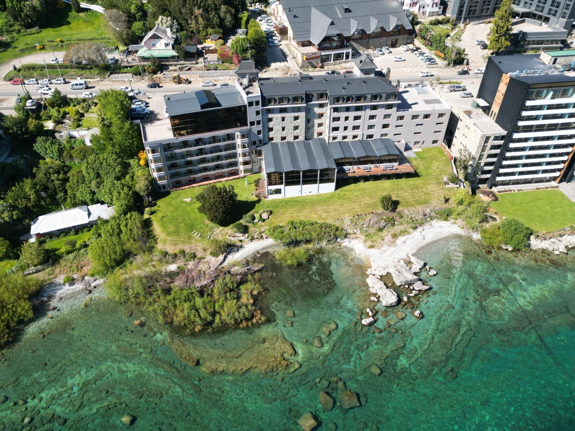 Alma Del Lago Suites & Spa San Carlos de Bariloche Exteriér fotografie Aerial view of the hotel