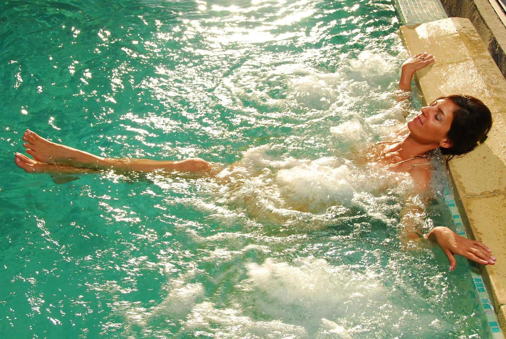 Alma Del Lago Suites & Spa San Carlos de Bariloche Exteriér fotografie A woman relaxing in a spa